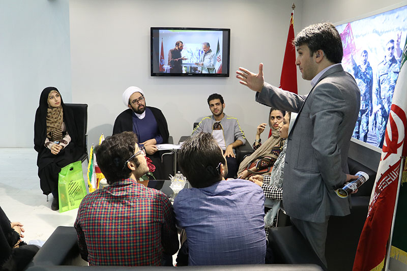 بازدید گروهی از جوانان ناشنوا از غرفه خبرگزاری رسا