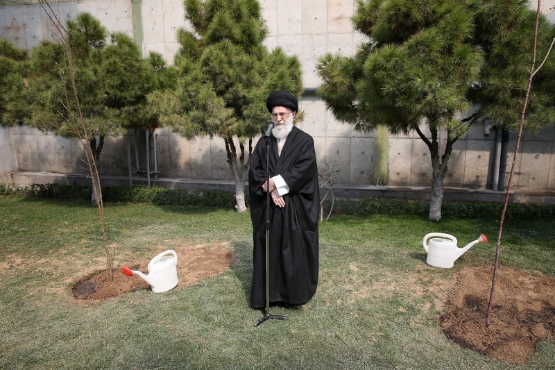 رهبر انقلاب اسلامی دو اصله نهال میوه غرس کردند