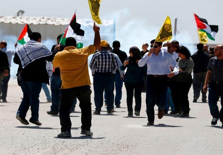 تجمع فلسطینیان معترض در مقابل یکی از زندان های رژیم صهیونیستی