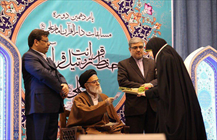 اهدای تبرکی رهبر معظم انقلاب به برگزیدگان مسابقات دارالقرآن امام علی