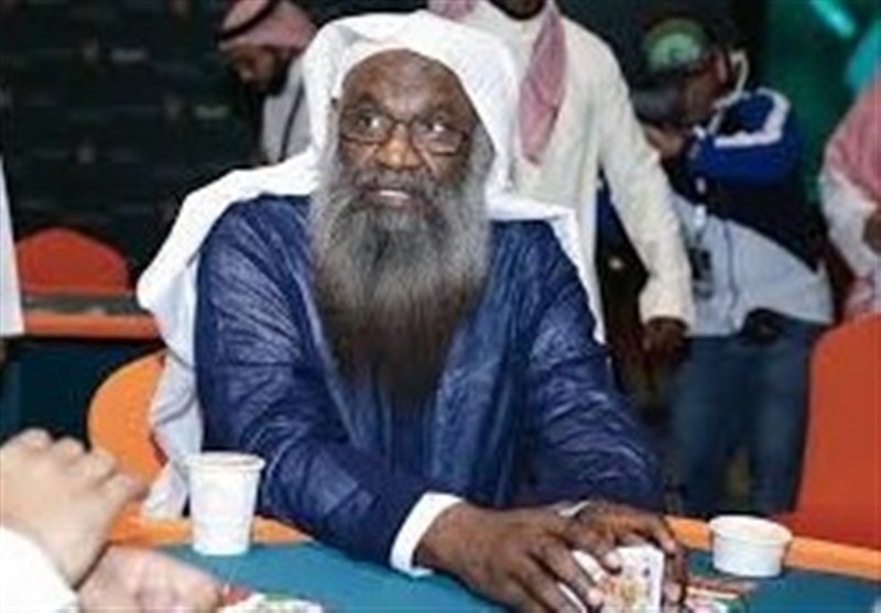                                                                                           «عادل بن  سعید الکلبانی» خطیب سابق مسجدالحرام در حال ورق بازی