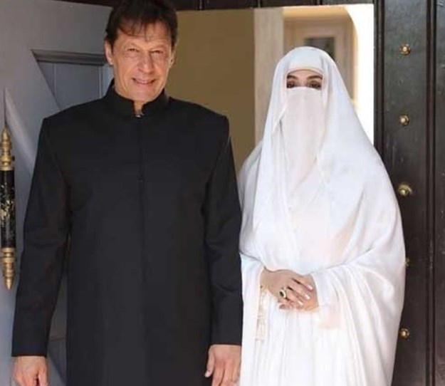 عمران خان نخست وزیر پاکستان و همسر محجبه او