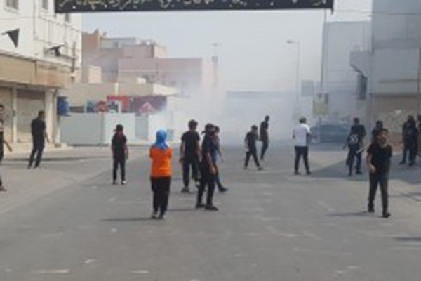 حمله نظامیان آل خلیفه با گاز اشک آور به عزاداران بحرینی
