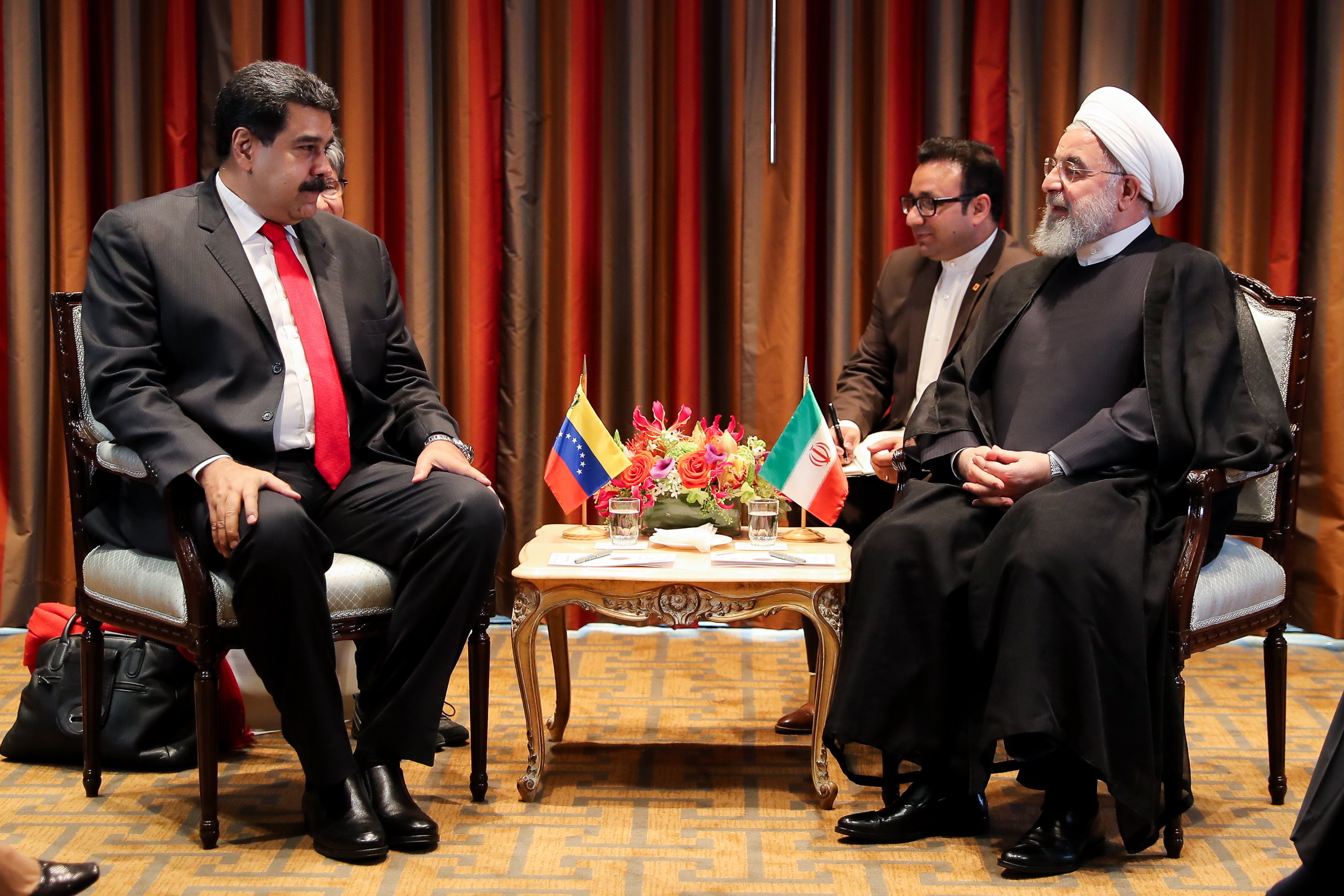 روحانی در دیدار رییس جمهور ونزوئلا