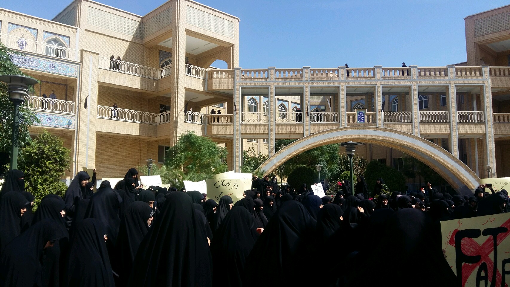 جامعه الزهرا در اعتراض به عملکرد مجلس ت