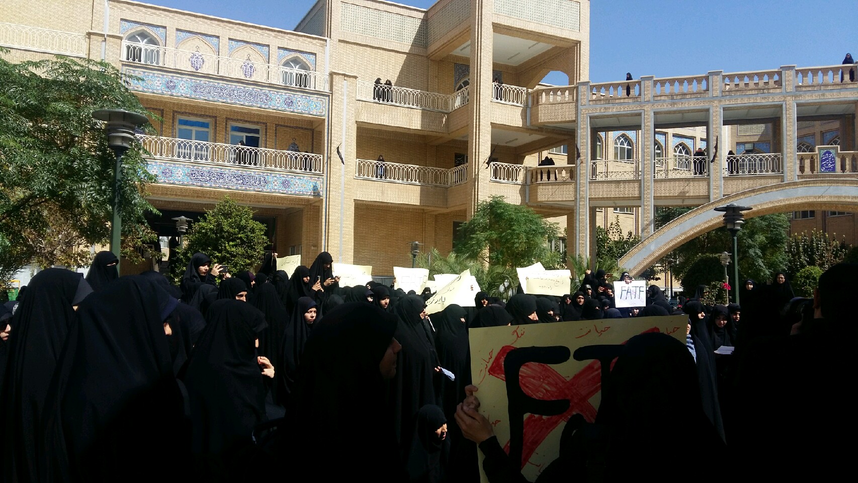 جامعه الزهرا در اعتراض به عملکرد مجلس ت