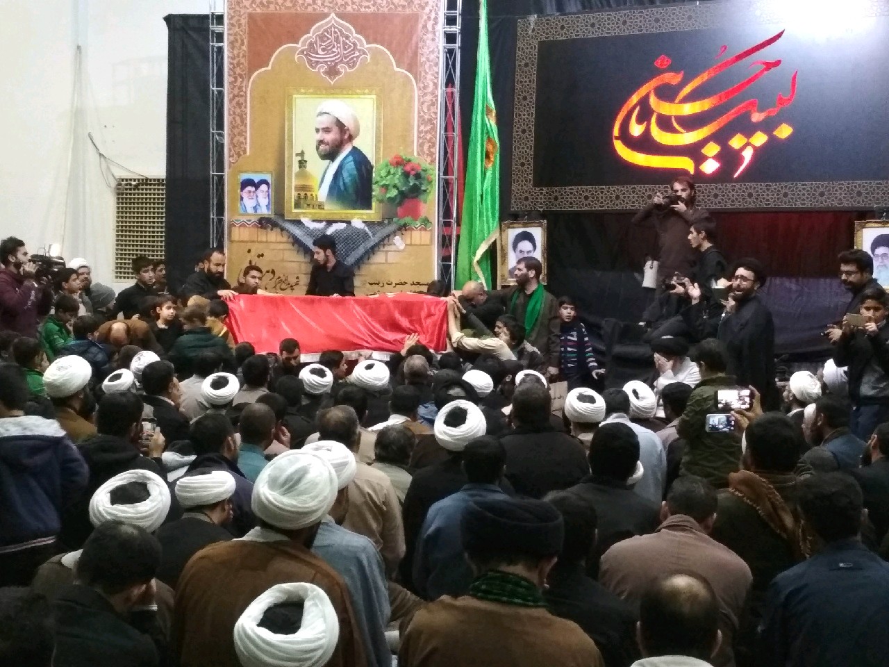 مراسم وداع با پیکر شهید محمد حسن دهقانی در مسجد حضرت زینب(س) پردیسان