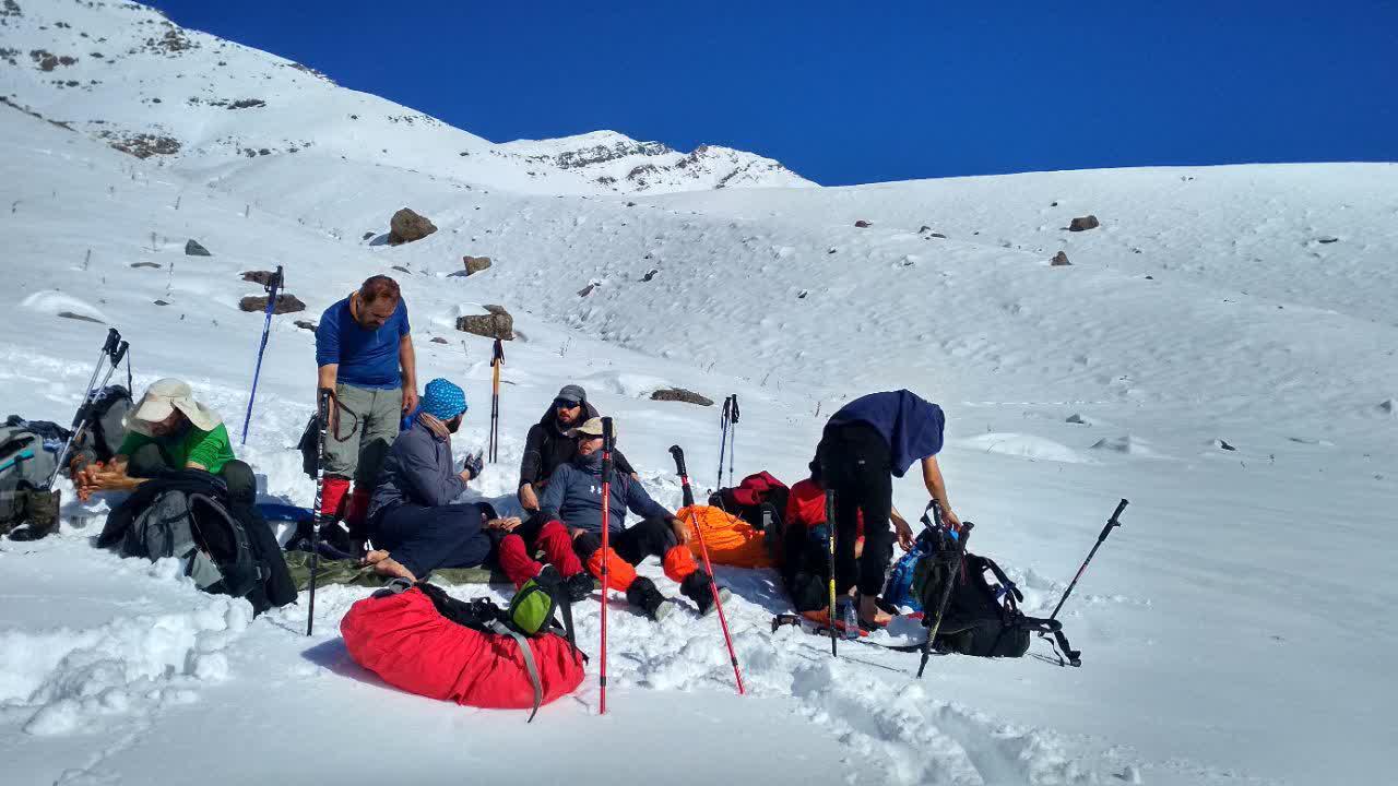 صعود زمستانه طلاب کوهنورد کوهنوردی