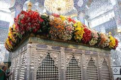گل‎آرایی حرم حضرت زینب با گل‎های اهدایی از سوی بانیان ایرانی