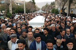 پیکر آیت‌الله حقیقت تشییع و در شیراز خاکسپاری شد