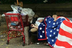 ۴۸ درصد مردم آمریکا در مرز خط فقر زندگی می‌کنند