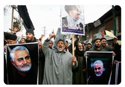 تظاهرات مردم کشمیر به خاطر آتش زدن عکس سردار سلیمانی و رهبر انقلاب