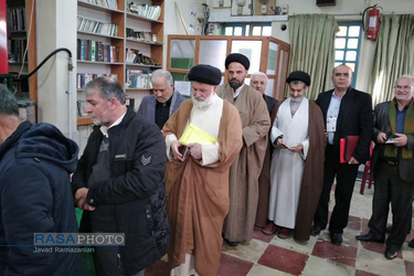 حضور حجت الاسلام والمسلمین حسینیان امام جمعه دامغان در پای صندوق رای