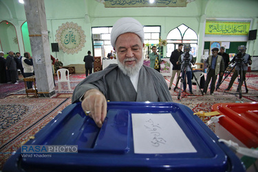 حضور حجت الاسلام والمسلمین یعقوبی نماینده ولی فقیه در استان خراسان شمالی در پای صندوق رای