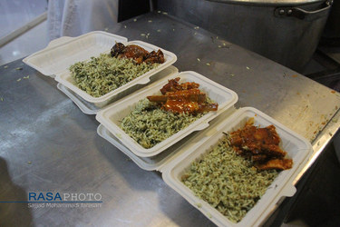 طبخ غذای اهدایی، آستان قدس رضوی برای بیماران کرونایی در شهرکرد
