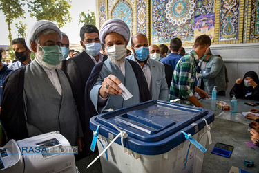 حضور حجت الاسلام والمسلمین دژکام نماینده ولی فقیه در استان فارس در پای صندوق رای