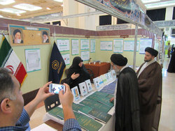 بازدید مدیر جامعه الزهرا از نمایشگاه قرآن