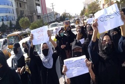 راهپیمایی اعتراضی دانشجویان بلخ به‌دنبال انفجار در مرکز آموزشی کابل