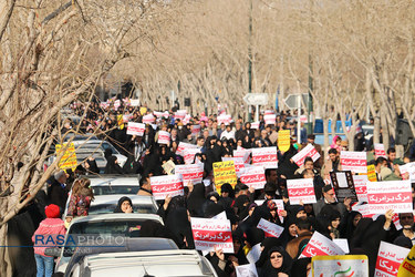 راهپیمایی مردم اصفهان در حمایت از سپاه و همدردی با خانواده شهدای سقوط هواپیما