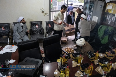 بسته بندی و توزیع مواد غذایی در میان نیازمندان توسط طلاب جهادی گیلان