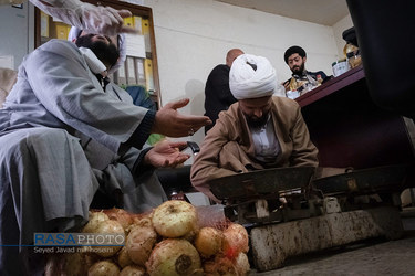 بسته بندی و توزیع مواد غذایی در میان نیازمندان توسط طلاب جهادی گیلان